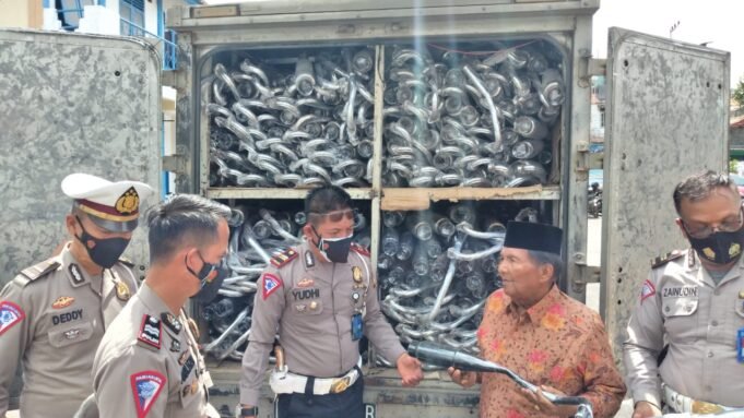 Sat Lantas Polres OKU Amankan Mobil Box Angkut Ribuan Unit Kenalpot Brong