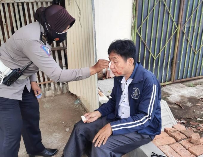 Sigap Kanit Lantas Polsek Seltim Polres Ciko Obati Warga yang Mengalami Kecelakaan