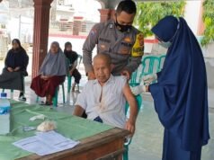 Warga Tuna Netra, Dapatkan Pelayanan Prima Polisi Bhabin Mundu Menuju Tempat Vaksinasi