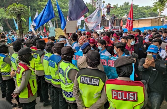 Aksi Simpatik Personel Polresta Cirebon Saat Amankan Unjuk Rasa Ratusan Buruh