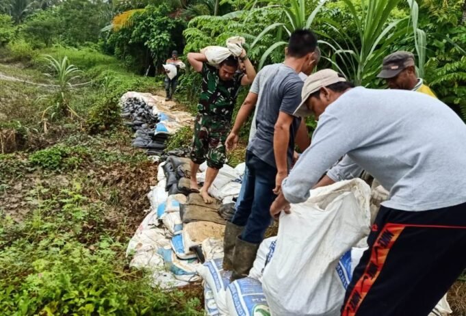 Antisipasi Bahaya Banjir, Babinsa dan Masyarakat Gotong Royong Bangun Tanggul