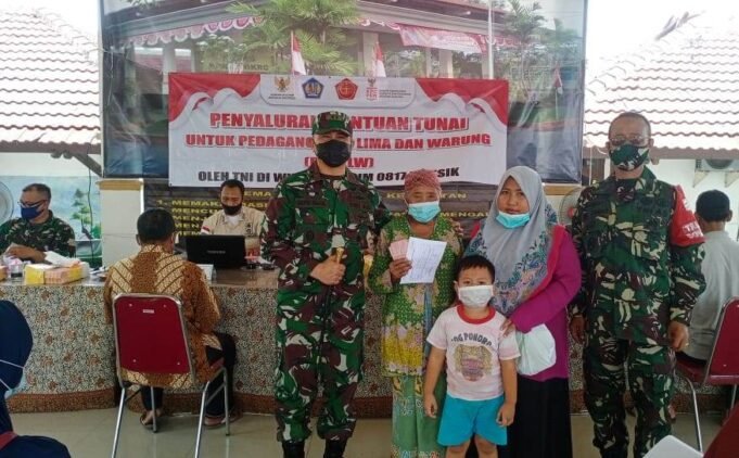Bantu Pulihkan Perekonomian Masyarakat Kodim 0817 Gresik Distribusikan BTPKLW-TNI