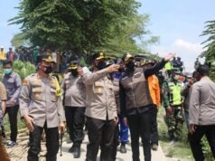 Hari Kedua, Kapolda Jatim Bersama Bupati Tuban Pantau Proses Pencarian Korban Kecelakaan Perahu