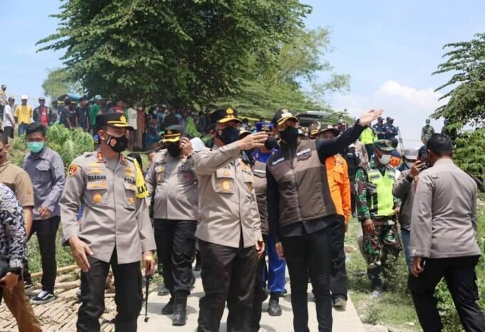 Hari Kedua, Kapolda Jatim Bersama Bupati Tuban Pantau Proses Pencarian Korban Kecelakaan Perahu