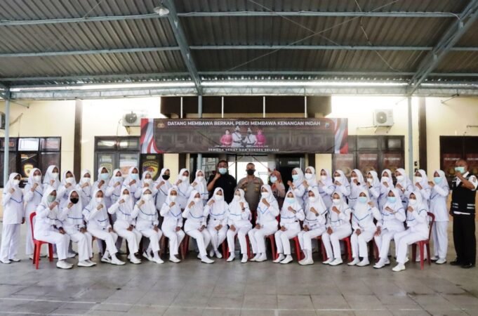 Hari Kedua Menjabat Kapolres Sampang Gandeng Akbid Graha Husada Siapkan 400 Relawan Vaksinator Covid-19