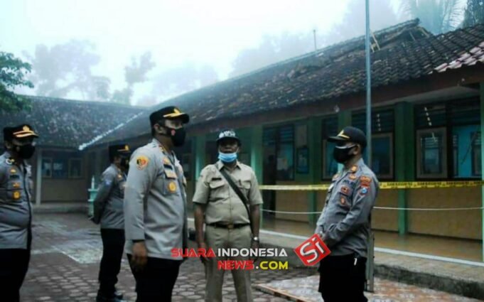 Hujan Deras Akibatkan Atap Sekolah Ambruk, Kapolres Trenggalek Turun Tangan Cek TKP