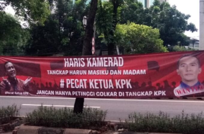 Jangan Hanya Petinggi Golkar Ditangkap, Haris Kamerad Sebar Spanduk Minta Ketua KPK di Pecat