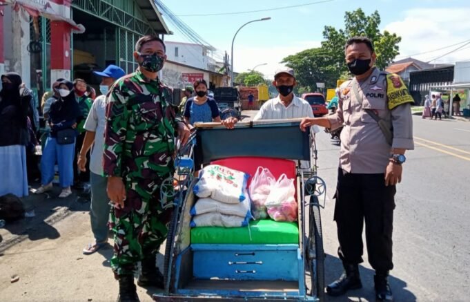 Personel Polsek Utbar Pastikan Bansos BPNT, Tersalurkan pada Warga yang Berhak
