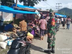 Babinsa Koramil 10/Lolowau Melaksanakan Operasi Yustisi Penegakan Disiplin Masyarakat di Pekan Desa Lolowau Nias Selatan