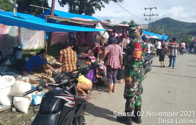 Babinsa Koramil 10/Lolowau Melaksanakan Operasi Yustisi Penegakan Disiplin Masyarakat di Pekan Desa Lolowau Nias Selatan