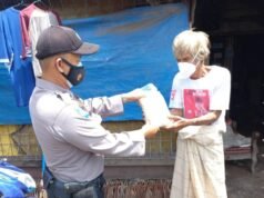 Bhabin Pekiringan Polsek Kesambi Polres Ciko Sambangi Warga Distribusikan Bansos di Masa Pandemi Covid 19