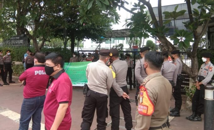 Gerakan Pemuda Indonesia Demo Depan Kantor Indosat