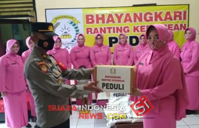 Peduli Warga Terdampak Banjir, Polsek Kedamean Beserta Bhayangkari Ranting Kedamean Melaksanakan Bakti Sosial