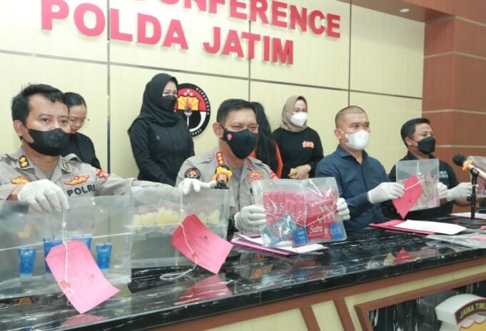 Polda Jatim Ringkus ‘Mami Ambar’ Pekerjakan 29 Wanita Sebagai PSK, 6 Masih Dibawah Umur