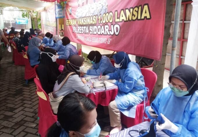 Ika Unair Sidoarjo, YAPPIKA ActionAid dan Filantropi Indonesia Gelar Vaksinasi Menyasar Lansia