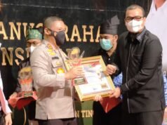 Kapolda Riau Terima Penghargaan KI Award Riau 2021