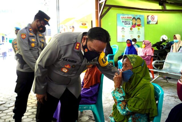 Kapolres AKBP EG Pandia Tinjau Vaksinasi Lansia Sekaligus Salurkan Bantuan Sosial