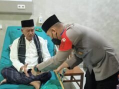 Kapolres Lhokseumawe Besuk Ulama Kharismatik Abu Keutapang Nisam di Rumah Sakit