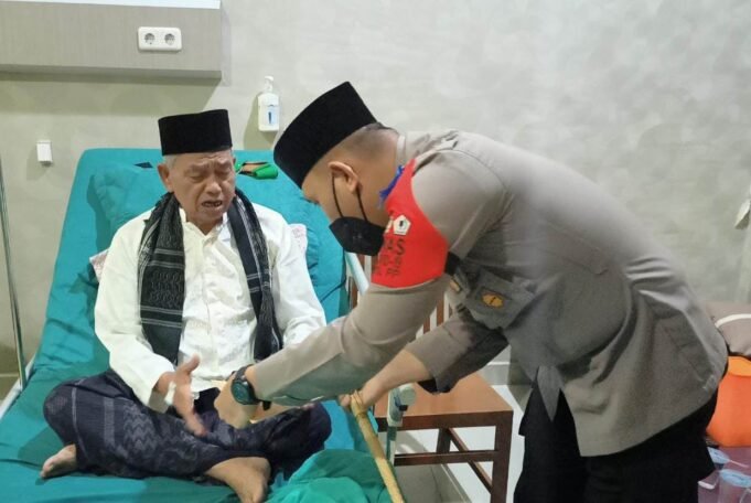 Kapolres Lhokseumawe Besuk Ulama Kharismatik Abu Keutapang Nisam di Rumah Sakit