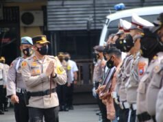 Kapolresta Malang Kota Berikan Penghargaan Kepada Anggota Berprestasi Saat Pimpin Upacara Kenaikan Pangkat Pengabdian