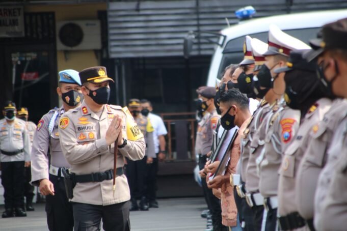 Kapolresta Malang Kota Berikan Penghargaan Kepada Anggota Berprestasi Saat Pimpin Upacara Kenaikan Pangkat Pengabdian
