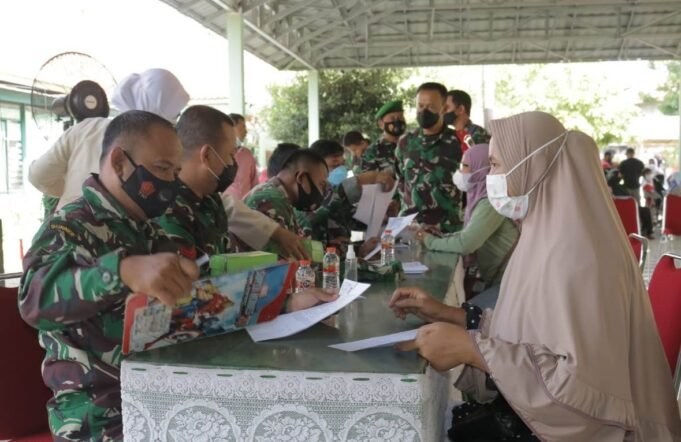 Kodim 0616/Indramayu salurkan bantuan tunai ke pedagang Kaki Lima dan Warung