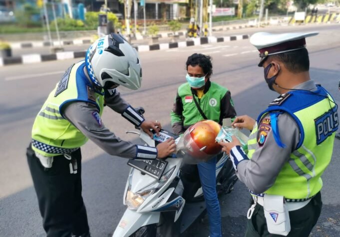 Ops Zebra Semeru 2021, Personil Gabungan Polres Gresik Bagikan Masker