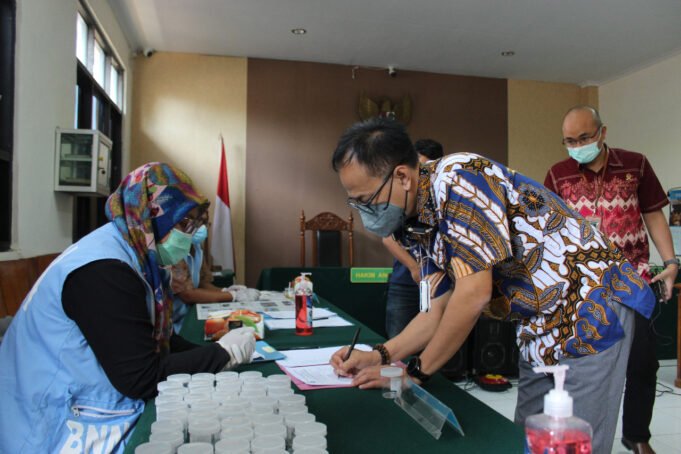 Pastikan Bersih dari Narkoba, Pegawai PN Indramayu Tes Urine