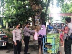 Patroli PSBB Sat Samapta Polres Ciko Sapa Tukang Sampah, Bagikan Bansos Sembako