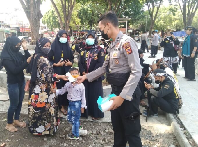 Personil Sat Samapta Polres Ciko Jalin Kedekatan dan Persahabatan dengan Bagikan Masker bagi Warga