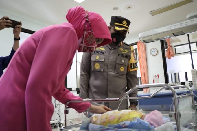 Polri Peduli Kemanusiaan, Kapolres Blitar Kota Jenguk Bayi yang di Buang di Depan sebuah Toko
