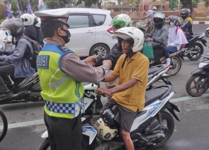 Ratusan Masker Dibagikan Sat Lantas Polres Ciko saat Ops Zebra lodaya 2021