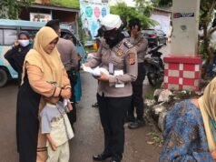 Sat Lantas Polres Cirebon Kota Peduli Warga, Lindungi Corona Dengan Berikan Masker Ditengah PPKM