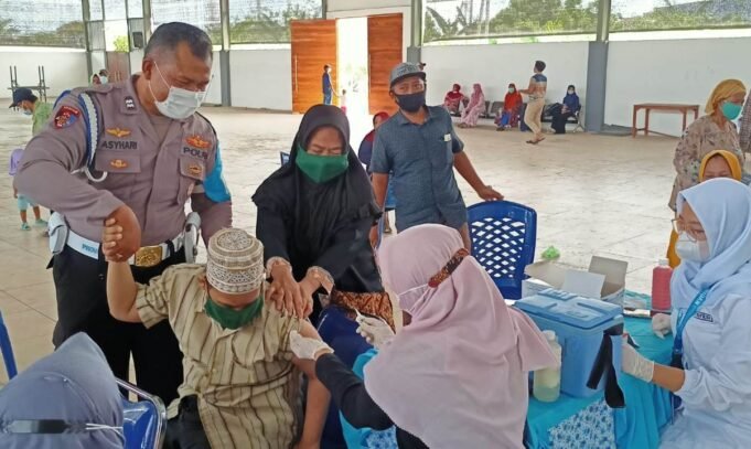 Semangat Anak Down Syndrome di Gresik, Beri Penghormatan Pada Polisi Sebelum Menerima Vaksin Covid-19