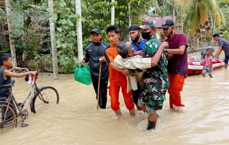 TNI Bersama TIM SAR Dan BNPB Bantu Evakuasi Warga Yang Terkena Banjir ...