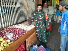 Turun Kepasar Tradisional, Babinsa Cek Harga Sembako dan Ingatkan Masyarakat tetap Patuhi Protokol Kesehatan