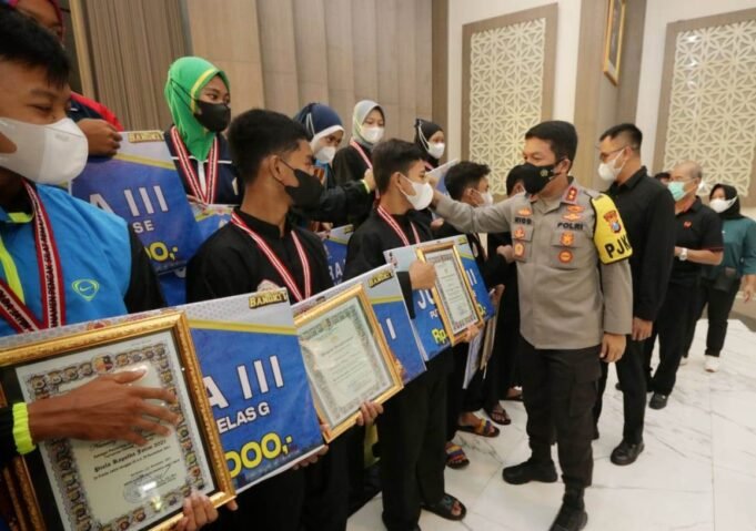 Tutup Turnamen Pencak Silat, Kapolda Jatim : Berharap Tidak Ada Lagi Konflik antar Perguruan Silat