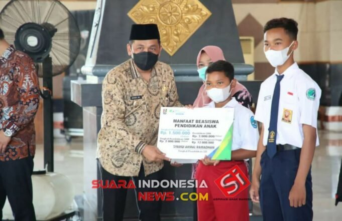Wabup Tuban Bersama BPJS Ketenagakerjaan Serahkan Penghargaan dan Santunan