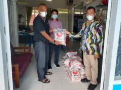 Peduli Bencana Banjir Ketua DPC PKN Bengkalis Salurkan Bantuan Beras di Dumai