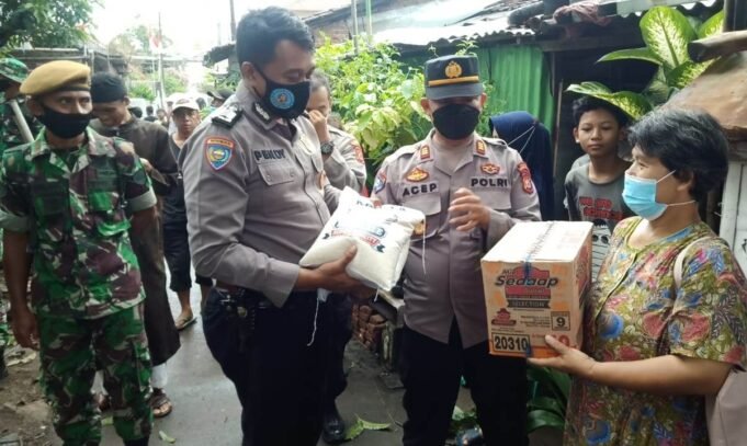 Aksi Bansos Sat Binmas Ditengah Eksekusi Pohon Tumbang Menimpa Rumah Warga