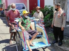 Aksi Kapolsek Mojoroto Polres Kediri Kota, Belikan Becak Baru Untuk Ponijan Yang Menjadi Korban Pencurian Becak