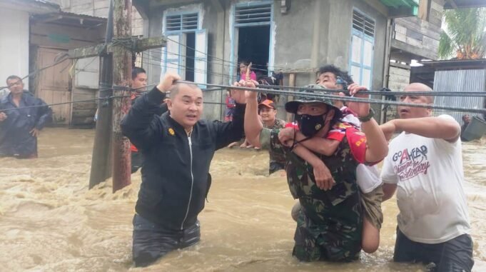 Babinsa Kelurahan Pasar dan Lurah Pasar Kota Gunungsitoli, Evakuasi Masyarakat Korban Bencana Banjir di Kampung Cinta Damai