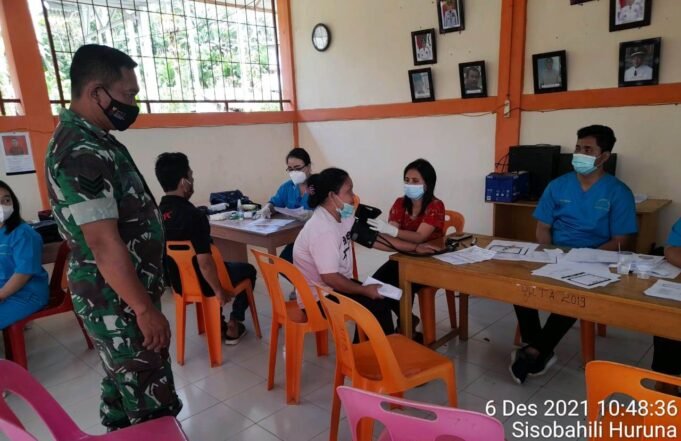 Babinsa Koramil 10/Lolowau Melaksanakan Kegiatan Monitoring Pelaksanaaan Vaksinasi Covid-19 di Desa Nituwuboho