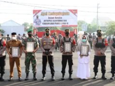 Berprestasi Capai Target Vaksinasi, Kapolres Lhokseumawe Berikan Penghargaan Kepada Muspika Muara Satu dan Nisam