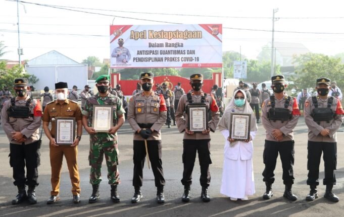 Berprestasi Capai Target Vaksinasi, Kapolres Lhokseumawe Berikan Penghargaan Kepada Muspika Muara Satu dan Nisam
