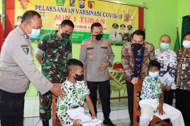 Bersama Forkopimda, Kapolres Tuban Meninjau Vaksinasi Anak Usia 6-11 Tahun
