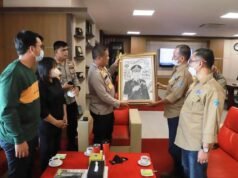 Bincang Santai, IWO Riau Beri Lukisan Karikatur Kapolda
