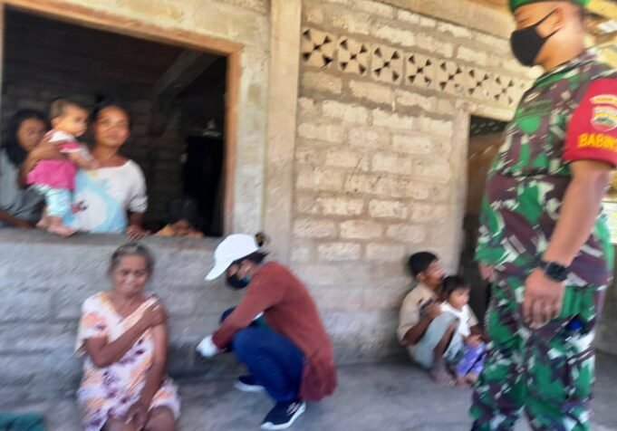 Danramil Bersama Babinsa Koramil 10/Lolowau Hadiri Pelaksanaan Vaksinasi Covid-19 di Desa Amuri dan SMPN 3 Kecamatan Lolowau