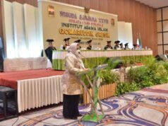 Hadiri Wisuda Qomaruddin, Wabup Gresik : Pemerintahan Berkomitmen Support Pendidikan Perguruan Tinggi