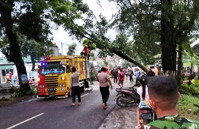 Hujan Angin Campur Petir, Tewaskan Petani dan Hancurkan Rumah Warga